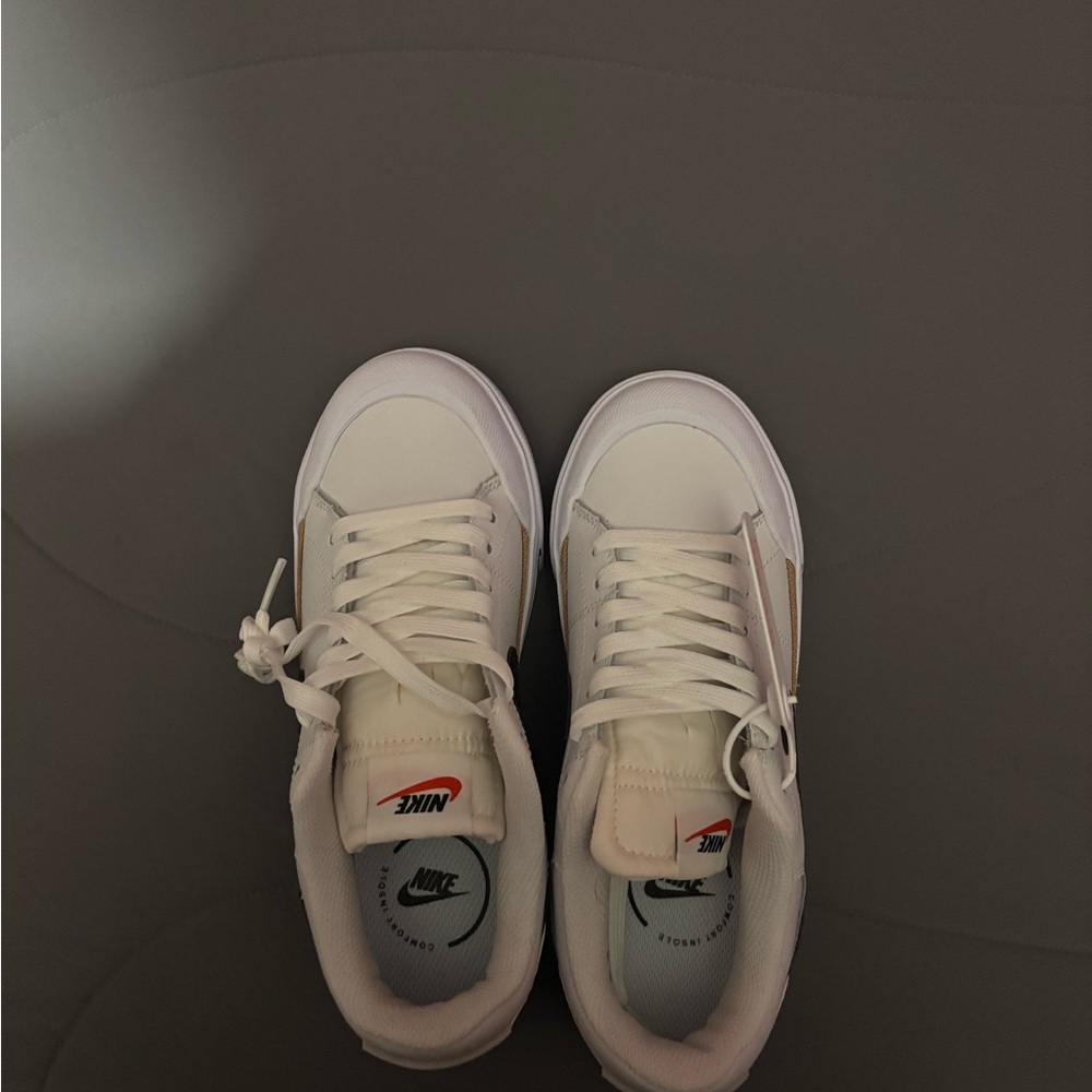 Brand new woman's Nike tennis shoes